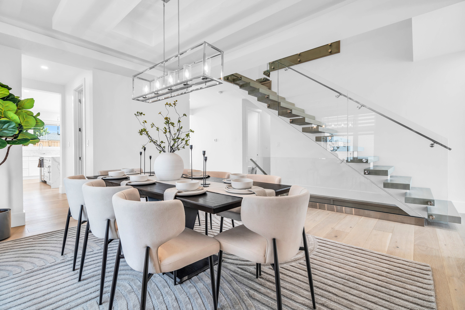 Sophisticated Dining Room Staging by Homes with Style in Kitchener-Waterloo Elegant dining room staged by Homes with Style, featuring modern furniture and sophisticated design, in Kitchener-Waterloo.